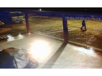 Deprem anı güvenlik kameralarına yansıdı