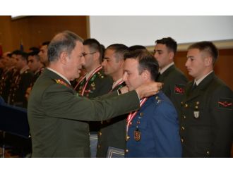 Orgeneral Akar bizzat takdim etti