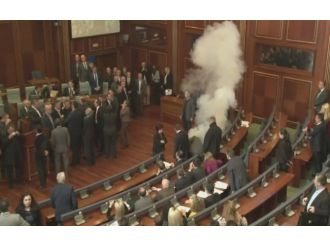 Kosova Meclisi’nde bir gazlı eylem daha !