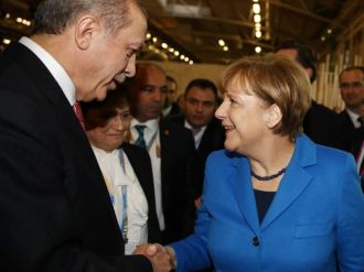 Merkel ile ayak üstü sohbet etti