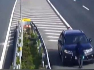 Bu adamlar ne yapıyor böyle ?