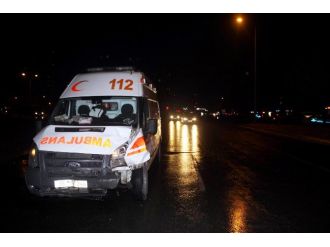 Ambulansa minibüs çarptı: 5 yaralı