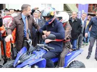 Sofuoğlu engelli miniklerle gösteri yaptı