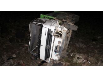 Çöp kamyonu uçurumdan yuvarlandı!