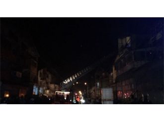 3 tabakhanenin çatısı alev alev yandı