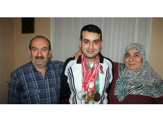 Zihnindeki engelleri aştı madalyaları topladı