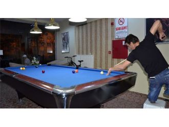 1 metrelik boyuyla profesyonel bilardoculara taş çıkartıyor!