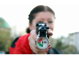 Eline ilk kez silah aldı, şampiyon oldu