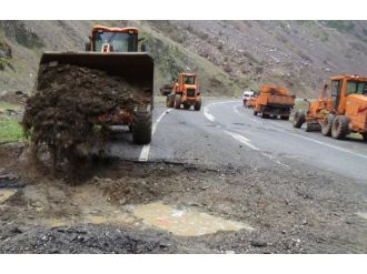 Hendekler kapatıldı, karayolu açıldı