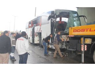 Yolcu otobüsüyle TIR çarpıştı: 25 yaralı