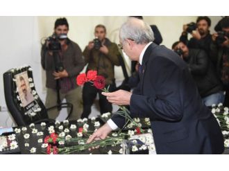 Kılıçdaroğlu, Tahir Elçi’nin odasına karanfil bıraktı