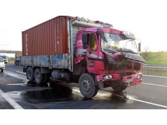 Kamyon TIR’a çarptı