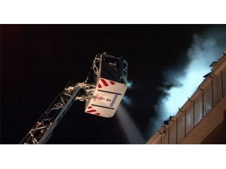 Gaziosmanpaşa’da çatı yangını paniğe neden oldu