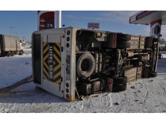 Öğrenci servisi yan yattı: 9 yaralı