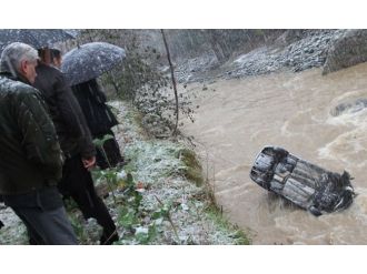 Otomobil dereye uçtu: 1 kayıp, 4 yaralı