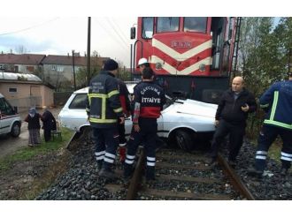 Trenin altında 100 metre sürüklendiler!