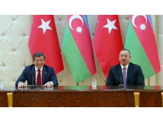 Davutoğlu Aliyev’i böyle güldürdü
