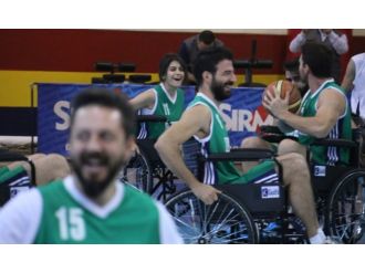 Ünlülerden tekerlekli sandalyeyle gösteri maçı