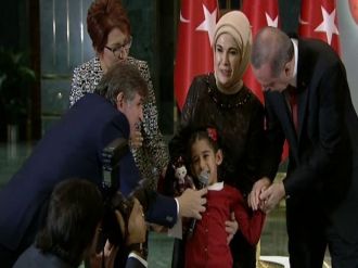 Cumhurbaşkanı Erdoğan minik konuğuyla şarkı söyledi