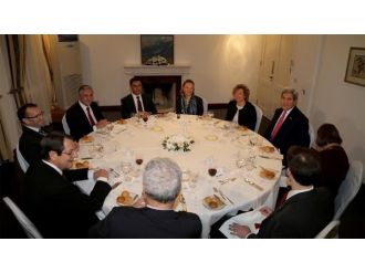 Kerry Kıbrıslı liderlerle yemekte buluştu