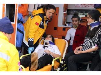 Öğrenci servisi otomobille çarpıştı: 9 yaralı