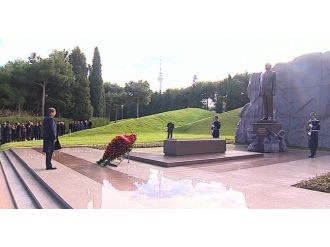 Türk ve Azeri şehitliğini ziyaret etti