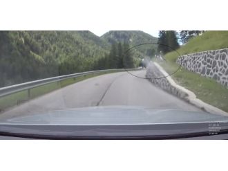 Motosiklet bir tarafa sürücü bir tarafa