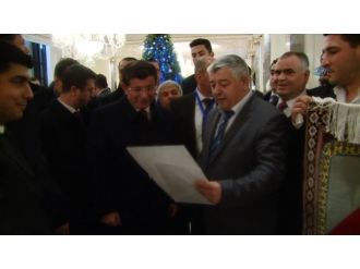 Azeri vatandaştan Davutoğlu’na şiir