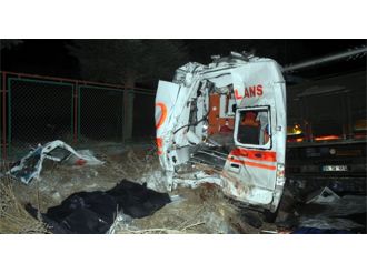 Kazaya müdahale eden ekiplere TIR çarptı: 2 ölü 4 yaralı