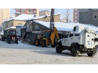 Belediyenin iş makinesi polis gözetiminde çalışıyor