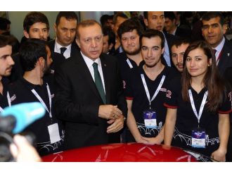 Cumhurbaşkanı Erdoğan otomobile imza attı