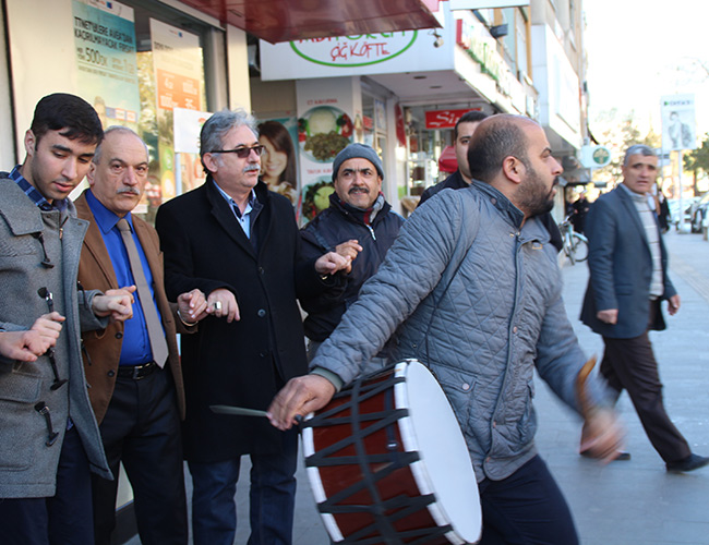 Söz Verdi, Davulla Zurnayla, Sözünü Tuttu