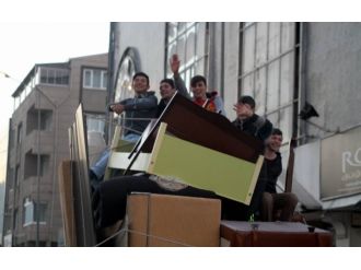 Eşya yüklü kamyonla tehlikeli yolculuk