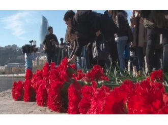Azerbaycan’da kayıp işçilere çiçekli anma