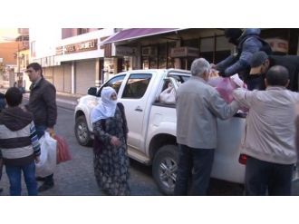 Sur’da vatandaşlara ekmek dağıtıldı