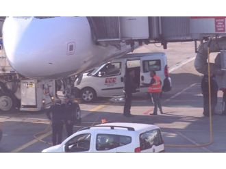 El freni çekilmeyen araç uçağa çarptı!