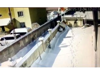 Çatıdan öyle bir düştü ki... O anlar kamerada