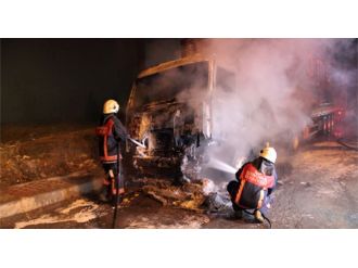 Eyüp’te bir TIR kundaklandı