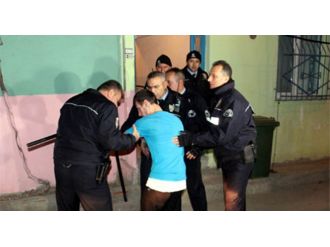 Şizofreni hastası genç, annesini ve ablasını rehin aldı