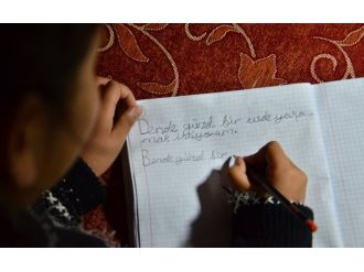 Her gün defterine aynı şeyi yazıyor