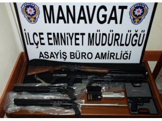 Otomobilden cephanelik çıktı