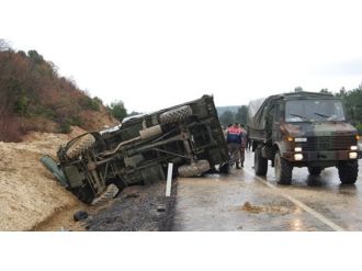 Askeri araç devrildi: 10 yaralı