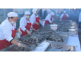 Bir saatte 2 ton hamsi tükettiler