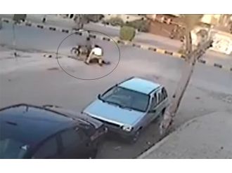 Hırsızı motosikletten aldı