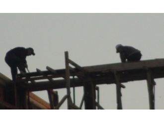 Metrelerce yüksekte hiçbir önlem almadan çalışıyorlar