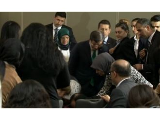 Sare Davutoğlu baygınlık geçiren korumaya müdahale etti