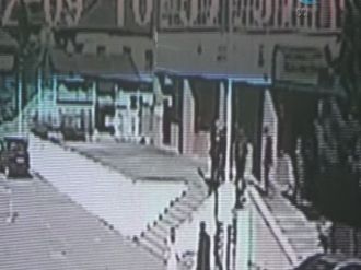 Depremin paniği güvenlik kameralarına yansıdı