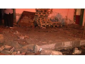 Ana su deposu patladı, evleri su bastı