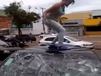 Kocasının kendisini aldattığını öğrenince...