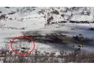 Jetler vurdu, askerler girdi!